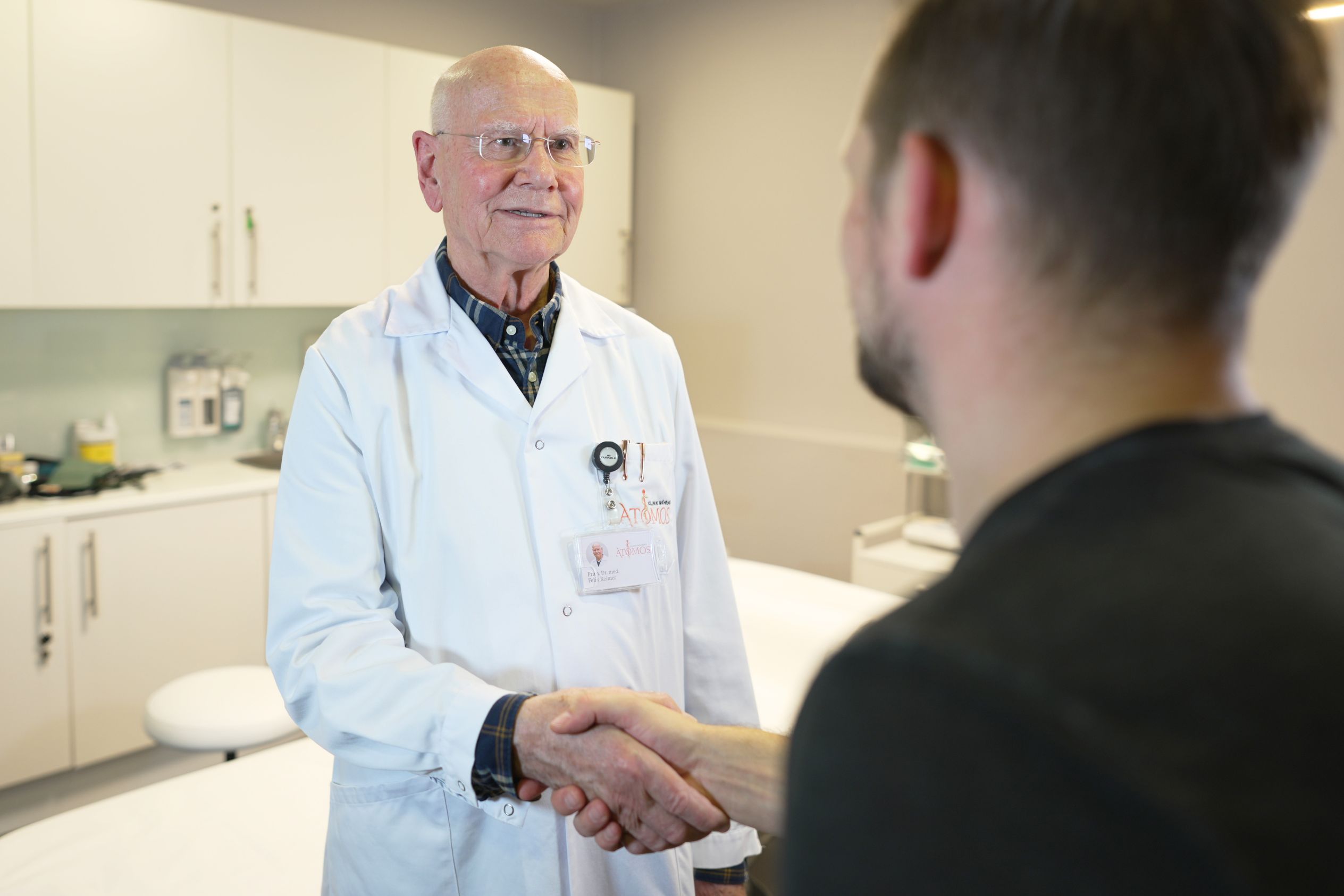 Dr. Felix Reimer bei der Patientenbetreuung
