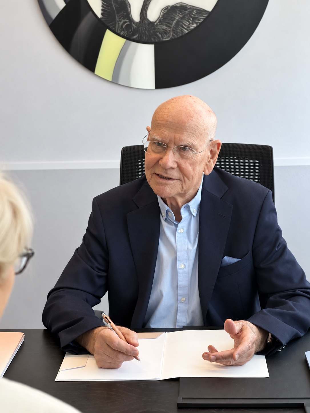 Dr. Felix Reimer im Gespräch mit einer Patientin